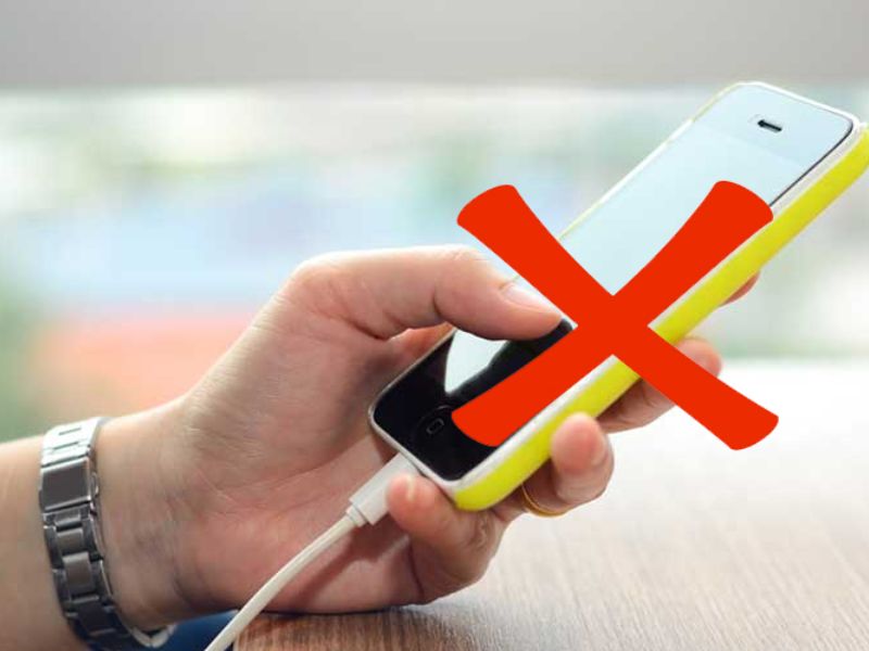 Hạn chế tối đa tình trạng vừa sạc vừa dùng điện thoại