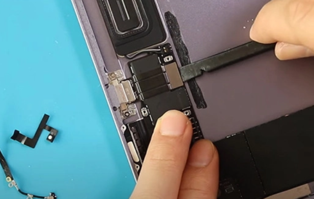Quy trình thay chân sạc iPad Mini 1 tại Clickbuy