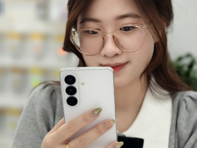 Màn hình: Đặc quyền Privacy Display của dòng Ultra