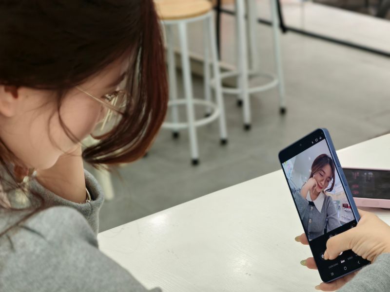 Màn hình và trải nghiệm hiển thị: Privacy Display tạo khác biệt