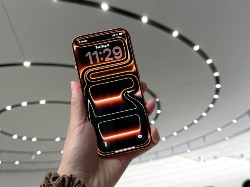 Thời lượng pin và công nghệ sạc: Samsung nhỉnh hơn đôi chút