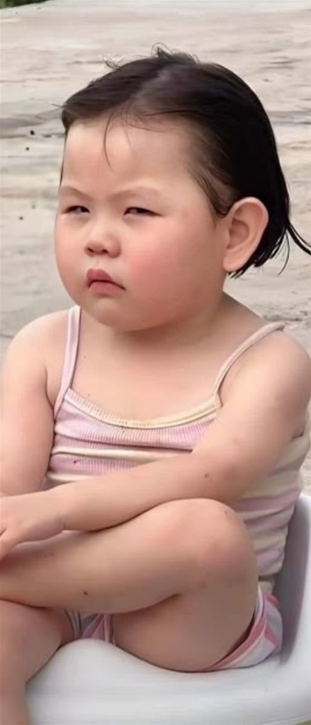 Hình nền điện thoại em bé cau có 