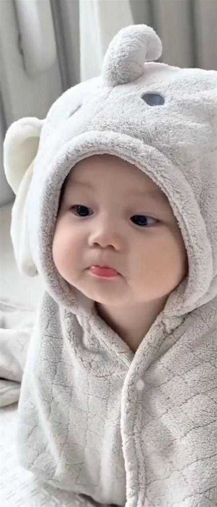 Hình nền điện thoại em bé đáng yêu