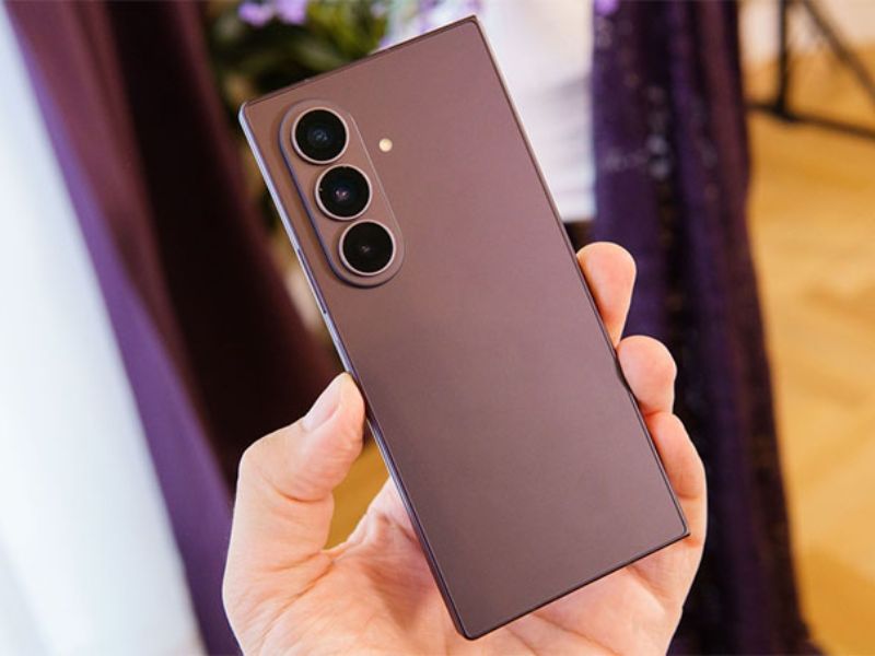 Thiết kế: Điện thoại gập linh hoạt hay flagship truyền thống?