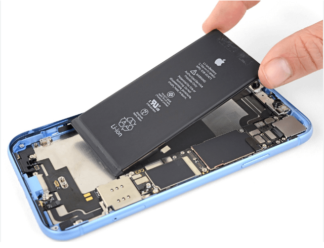 Quy Trình Chi Tiết Thay Pin iPhone XR: Ngắt Kết Nối Pin Và Màn Hình