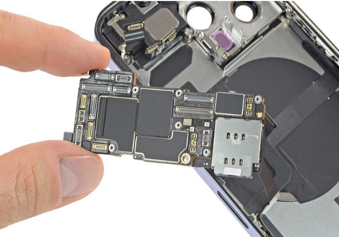 Các triệu chứng của lỗi nguồn trên iPhone 13 Pro