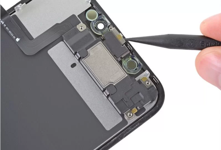 Dịch vụ thay loa iPhone 13 tại Clickbuy