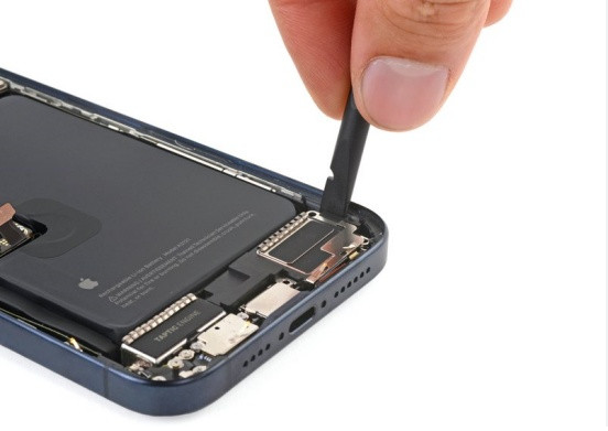Dịch vụ thay loa iPhone 15 Pro Max tại Clickbuy