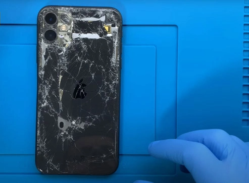 Quy trình thay kính lưng iPhone 11 tại Clickbuy