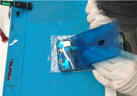 Quy trình thay kính lưng iPhone 13 tại Clickbuy