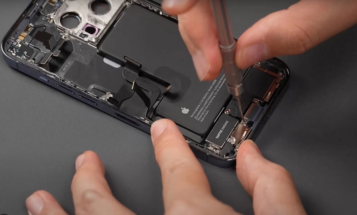 Ưu điểm khi chọn clickbuy để thay chân sạc iphone 13 Pro