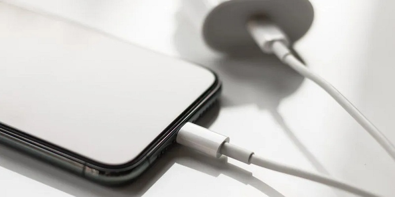 Sử dụng sạc iPhone chính hãng để đảm bảo an toàn cho thiết bị