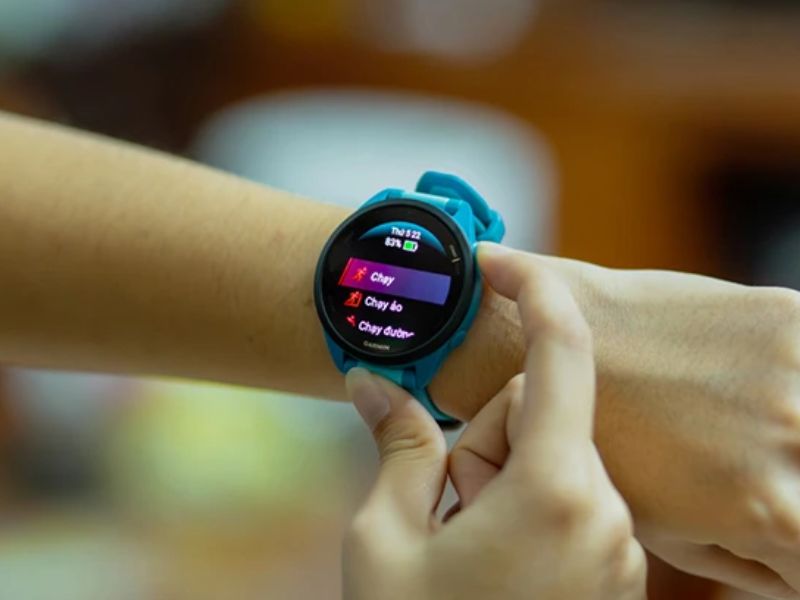 màn hình của đồng hồ thông minh chạy bộ Garmin Forerunner 165 Music