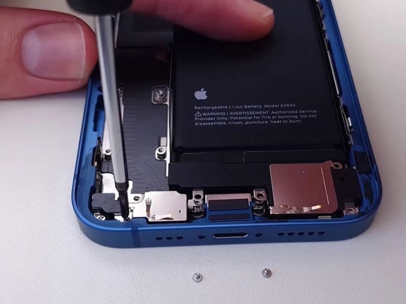 Thay chân sạc iPhone 14