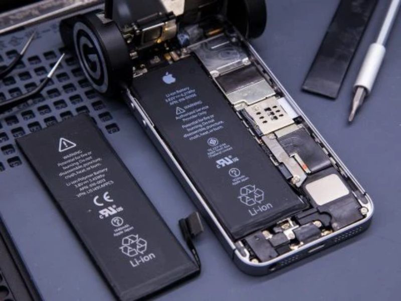 Thay pin điện thoại giá rẻ