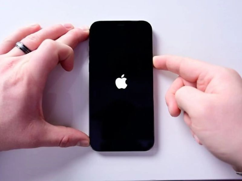 Khởi động lại iPhone bằng phím cứng