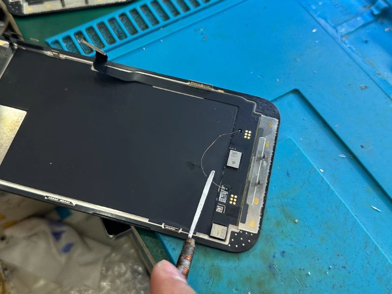 Giải pháp "câu dây đồng" khắc phục lỗi xanh trắng màn trên ịPhone