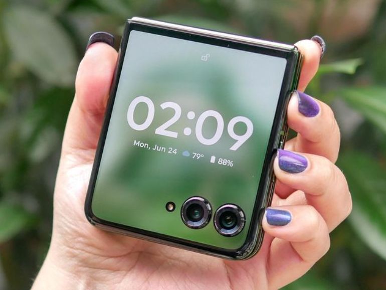 Motorola Razr Plus (2025) có thiết kế gập vỏ sò và màn hình rộng rãi
