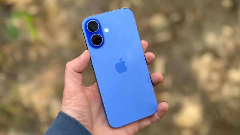Cảm giác cầm nắm iPhone 16 nhẹ nhàng, thoải mái