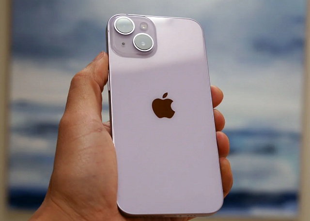 IPhone 14 có kích thước hợp lý, đảm bảo sự gọn nhẹ và vừa vặn khi cầm nắm