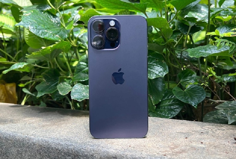 Mặt lưng iPhone 14 Pro Max có khả năng chống trầy xước, va đập ấn tượng