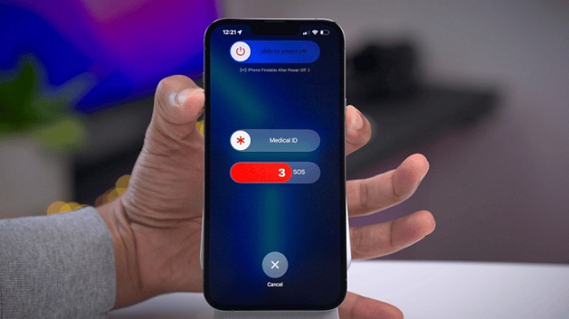 Tắt nguồn và tháo sim khi điện thoại iPhone 14 không may bị rơi xuống nước
