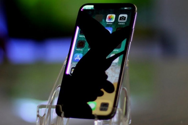 Màn hình iPhone 14 bị chảy mực cần phải thay mới