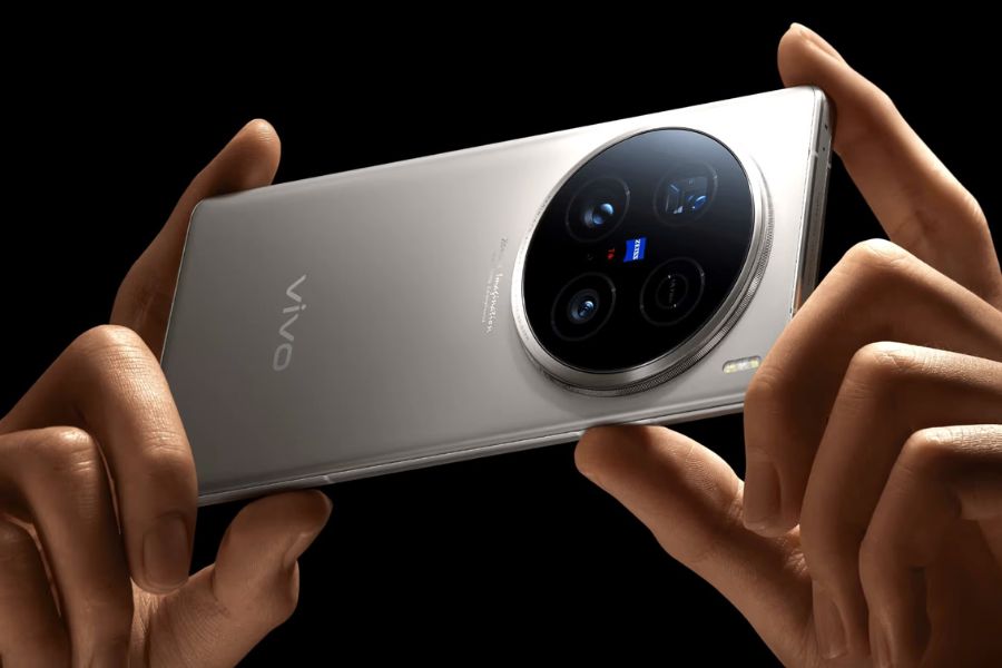 Thiết kế nổi bật với cụm camera lớn và màn hình cong bốn cạnh