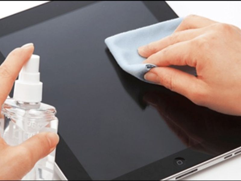 Vệ sinh màn hình iPad bị đốm đen