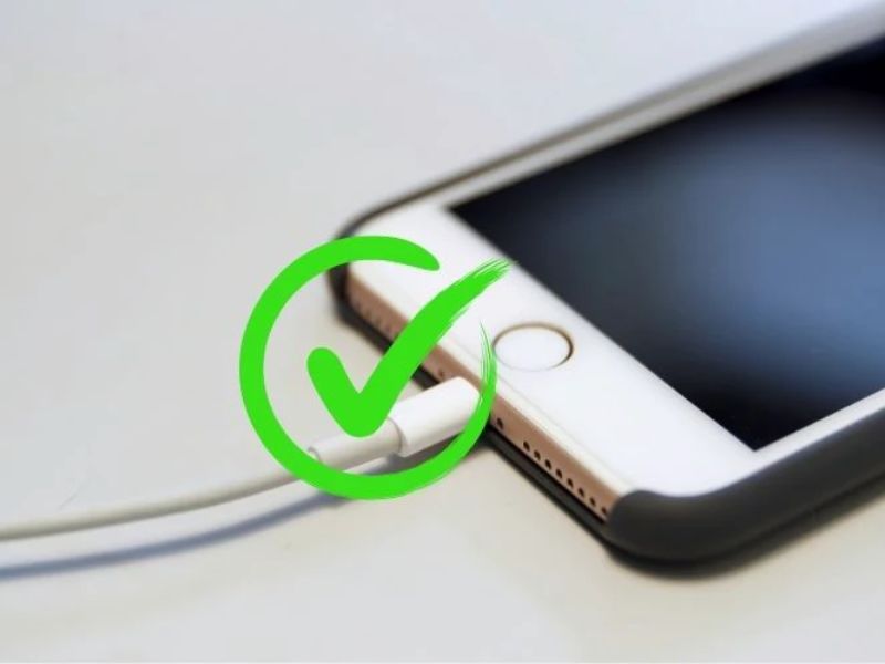 Cách nhận biết cáp sạc iPhone Zin khi cắm vào máy