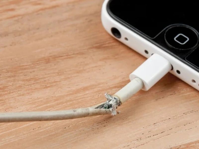 Cách nối dây sạc điện thoại bị đứt tạm thời