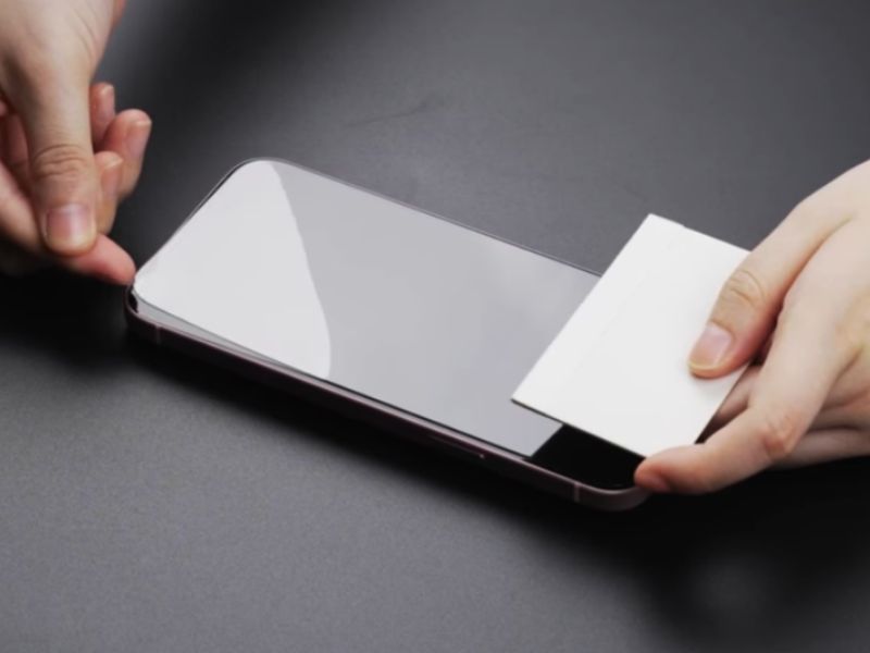 Cách xử lý khi dán màn hình điện thoại bị bọt khí