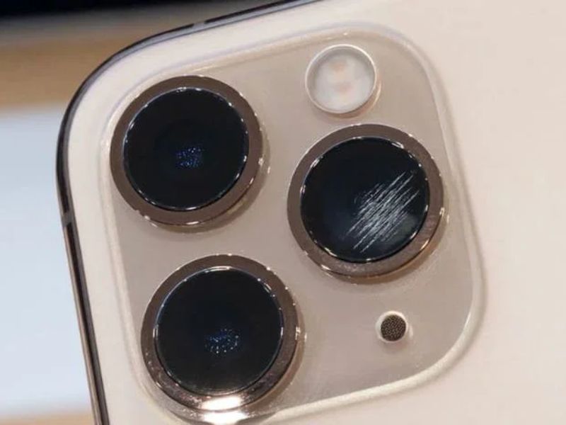 Camera có bụi, vân tay hoặc vết bám bên ngoài