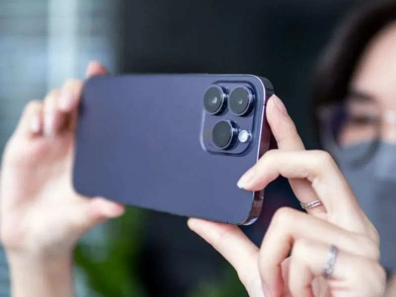 Camera iPhone 14 Pro Max bị mờ do đâu