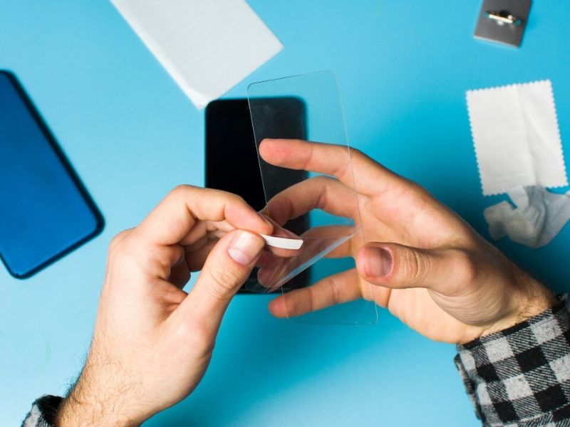 Cần chuẩn bị gì trước khi dán màn hình điện thoại?