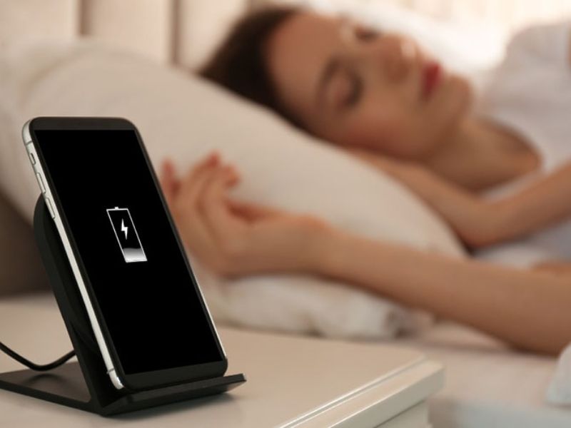 Có nên cắm sạc điện thoại qua đêm không?