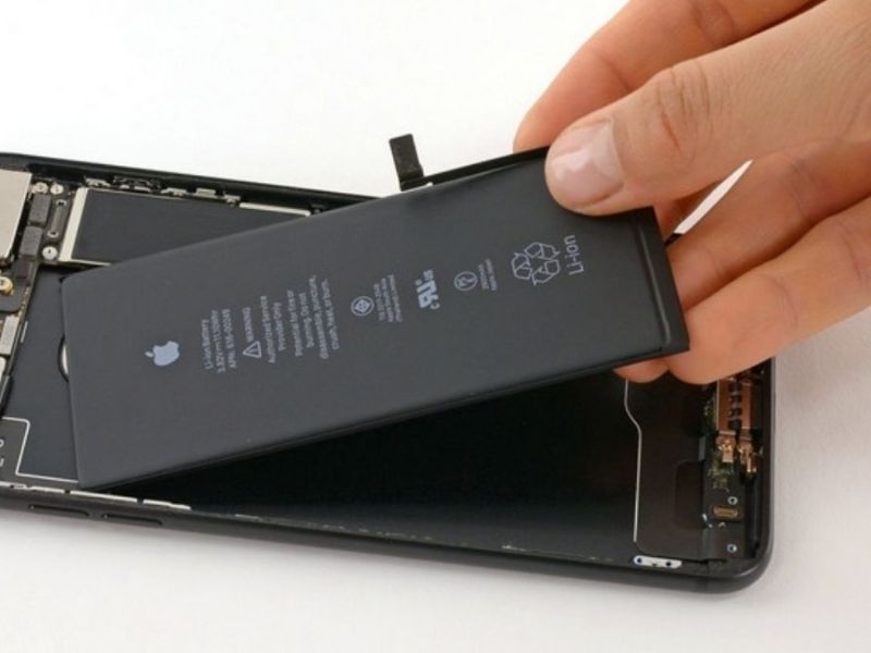 Có nên thay pin khi dung lượng pin iPhone 13 tụt nhanh?