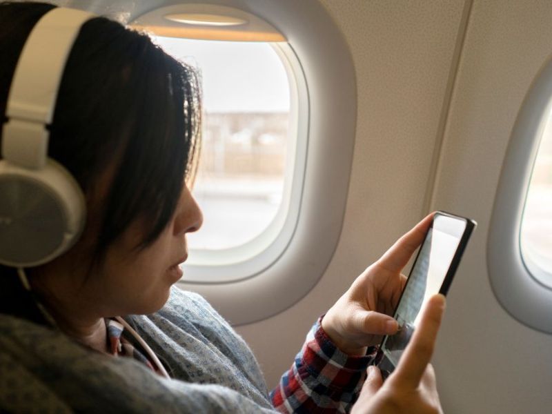 Cố tình sử dụng 4G trên máy bay có bị xử phạt không?