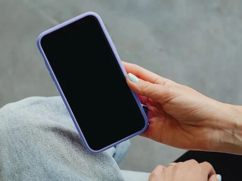 Điện thoại iPhone đen màn hình nhưng vẫn có tiếng