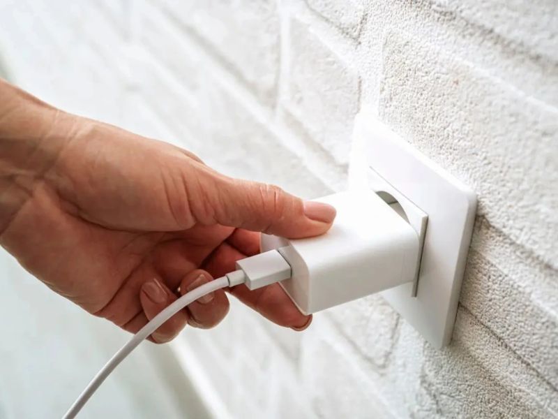 Sử dụng bộ sạc không đảm bảo chất lượng
