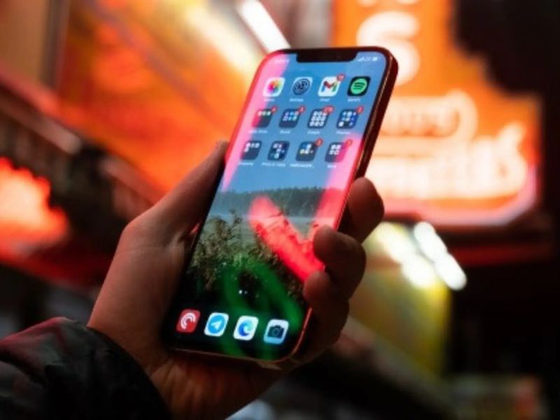 iPhone 12 Pro Max bị chớp màn hình nên sửa hay thay màn?