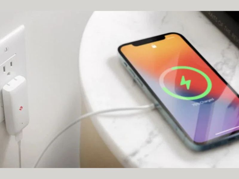 Sử dụng bộ củ cáp sạc iPhone chính hãng