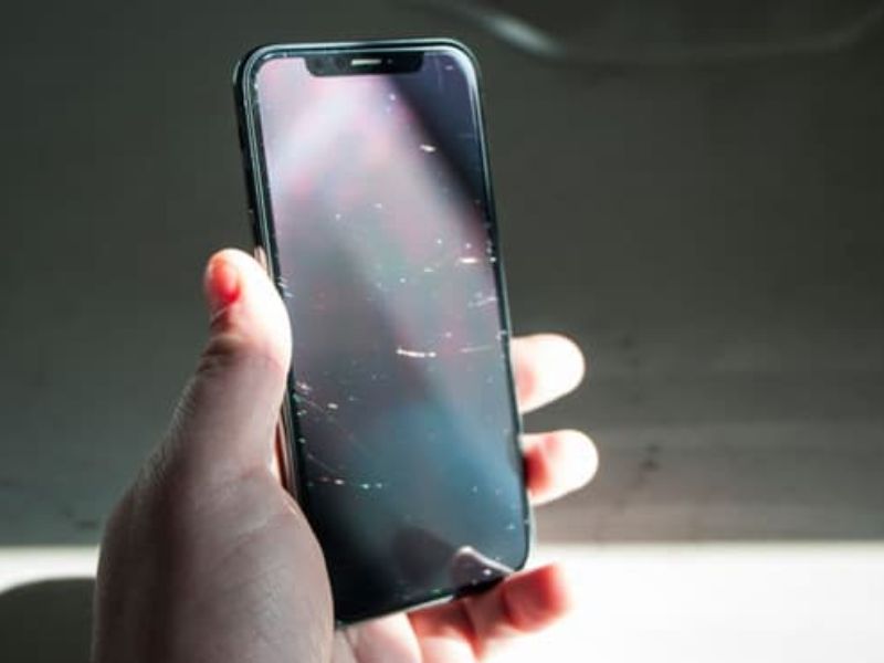 Màn hình iPhone bị xước phim