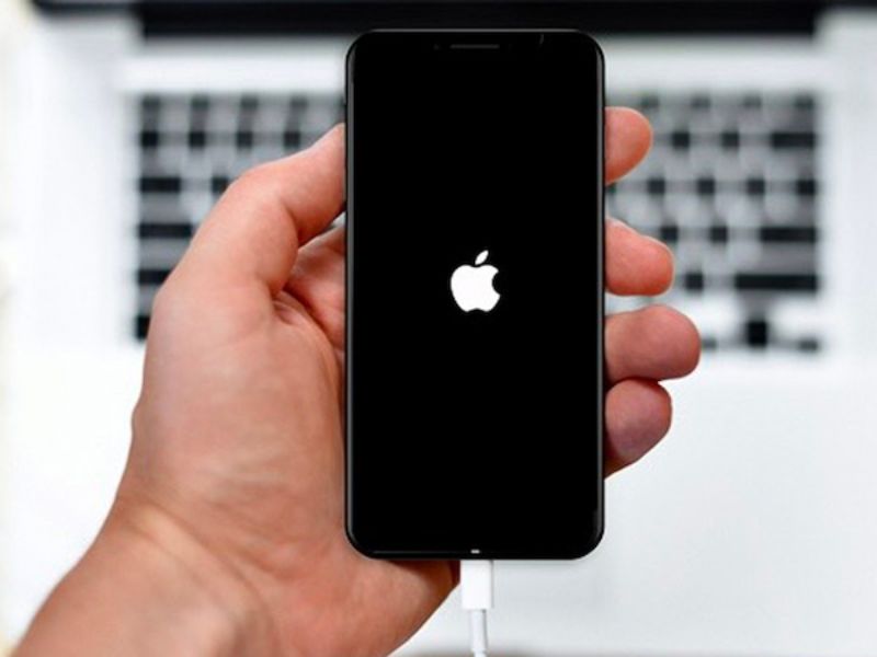 Cắm sạc iPhone lên táo rồi tắt do dâu