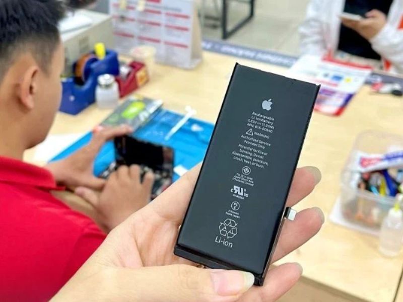 Khi nào iPhone 15 Pro Max bị tụt pin qua đêm cần thay pin?