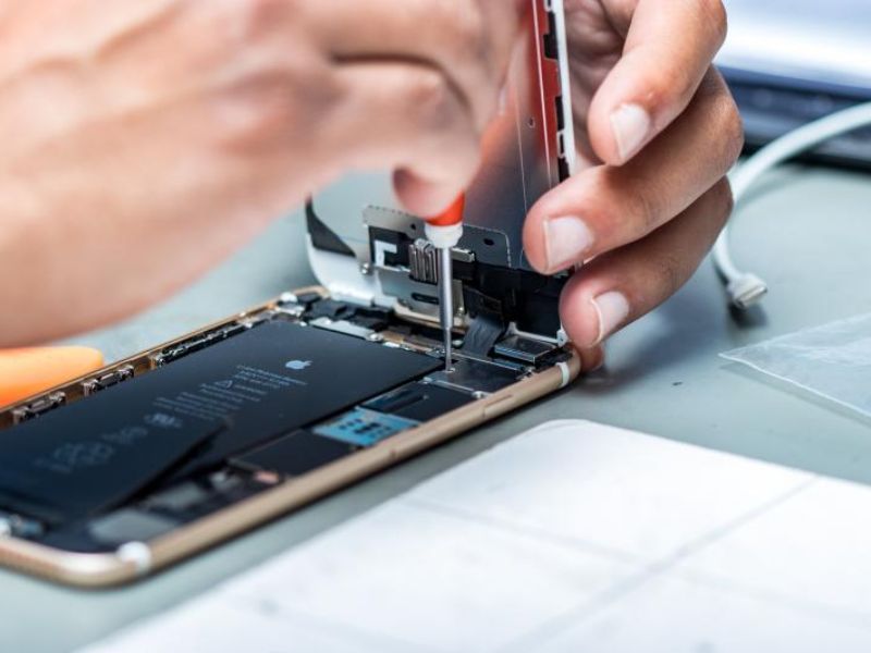 Trường hợp nào cần mang iPhone đi sửa chữa?