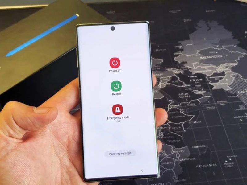 Khởi động lại điện thoại Samsung để làm mới hệ thống