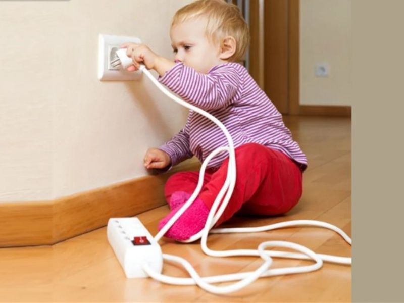 Không nên cắm cục sạc liên tục vào ổ điện