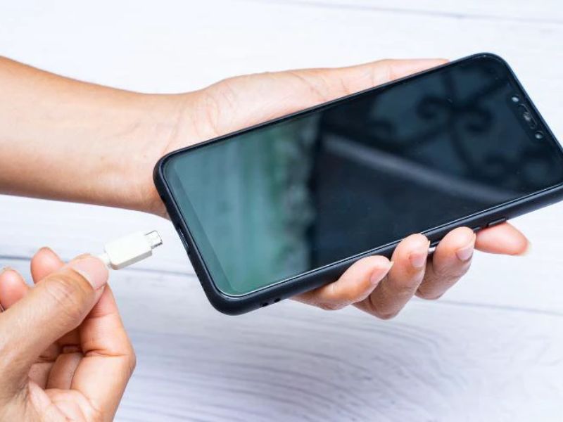 Không nên để pin cạn mới sạc lại