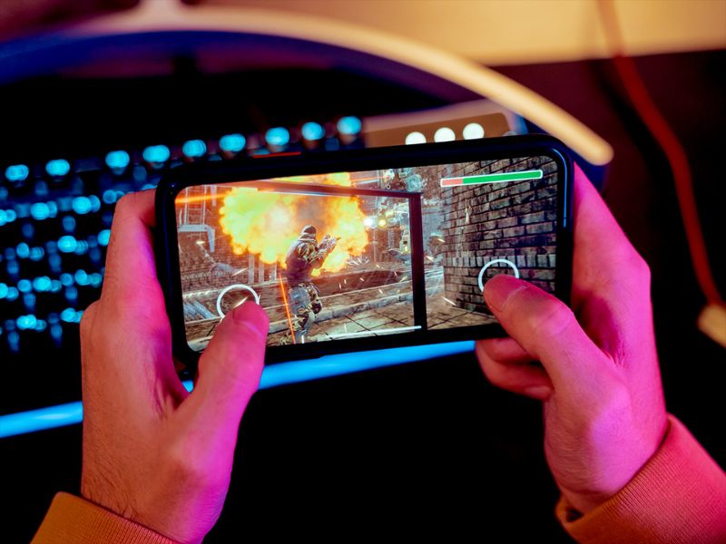 Không vừa sạc vừa chơi game nặng